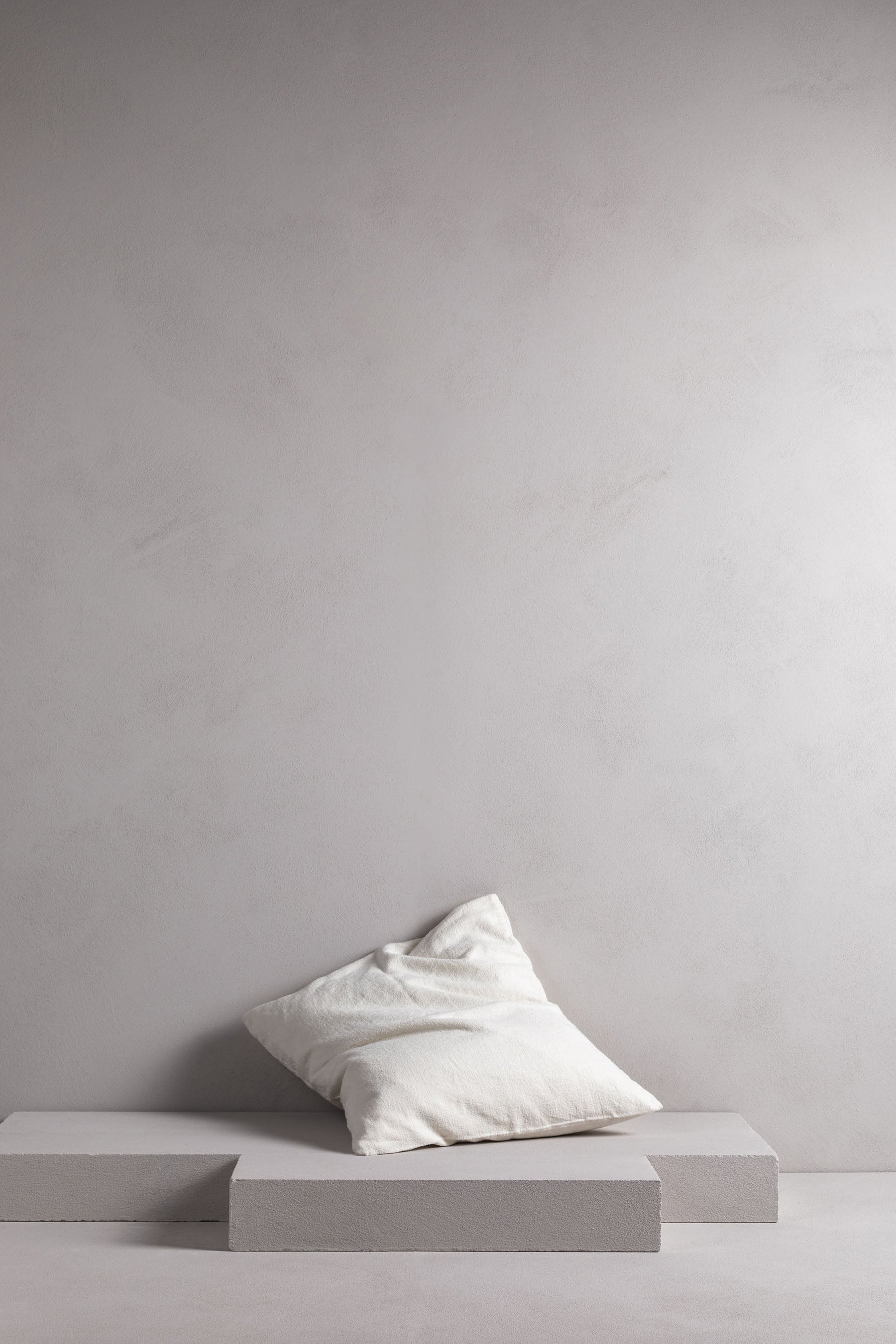No9 / cushions sculptural shapes in milk